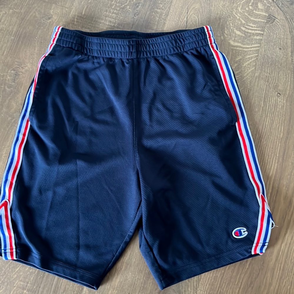 Boys L Champion basketball shorts with pockets.